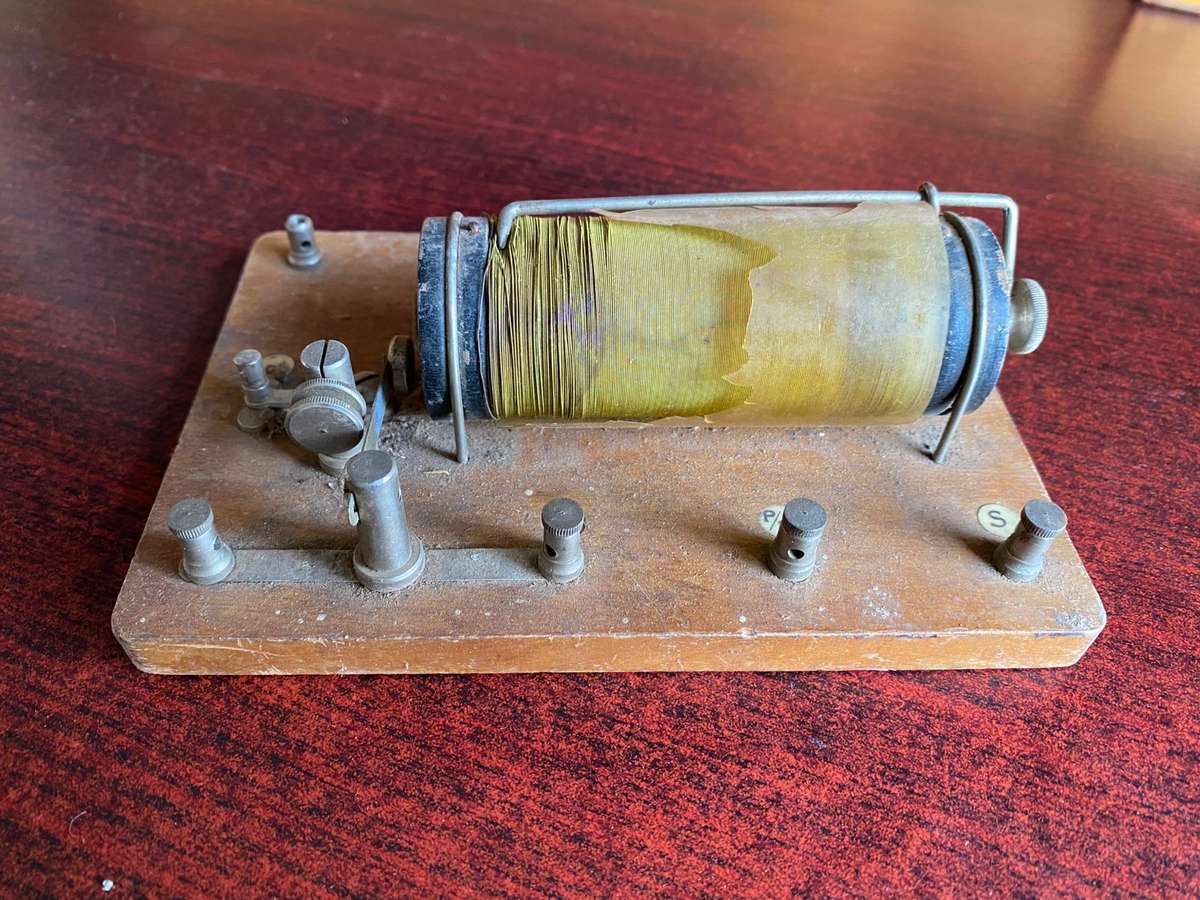 PIECE OF SIGNAL EQUIPMENT DATING BACK FROM 1915 (WW1)