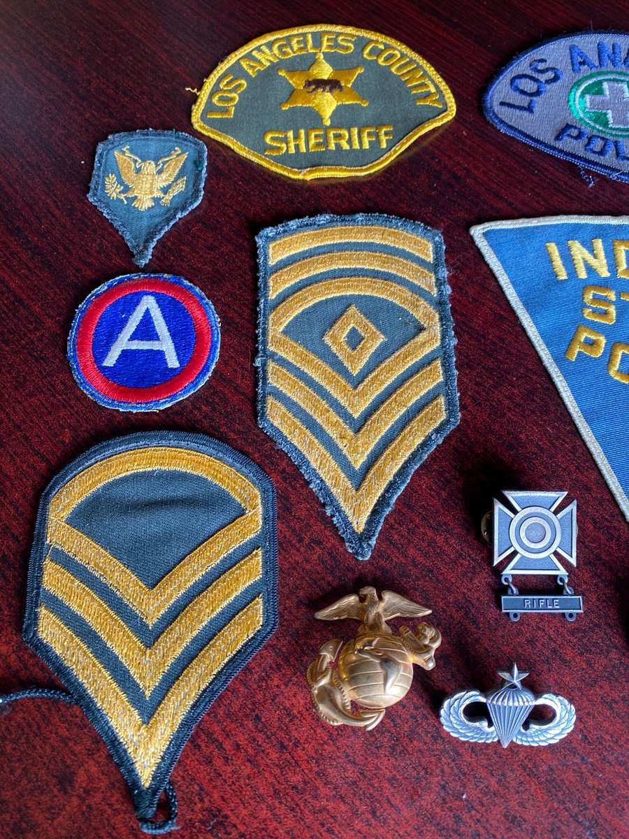 USA MIXED LOT OF BADGES AND RANKS