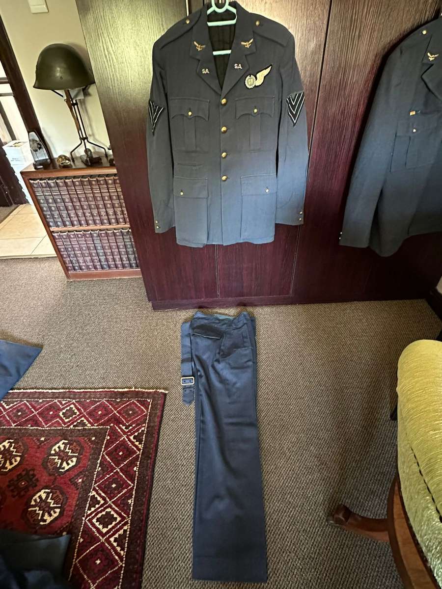 SAAF FLIGHT ENGINEERS UNIFORM COMPLETE ,JACKET WITH TROUSERS-TROUSERS A SIZE 32-PIPE LENGTH 78CM-JA