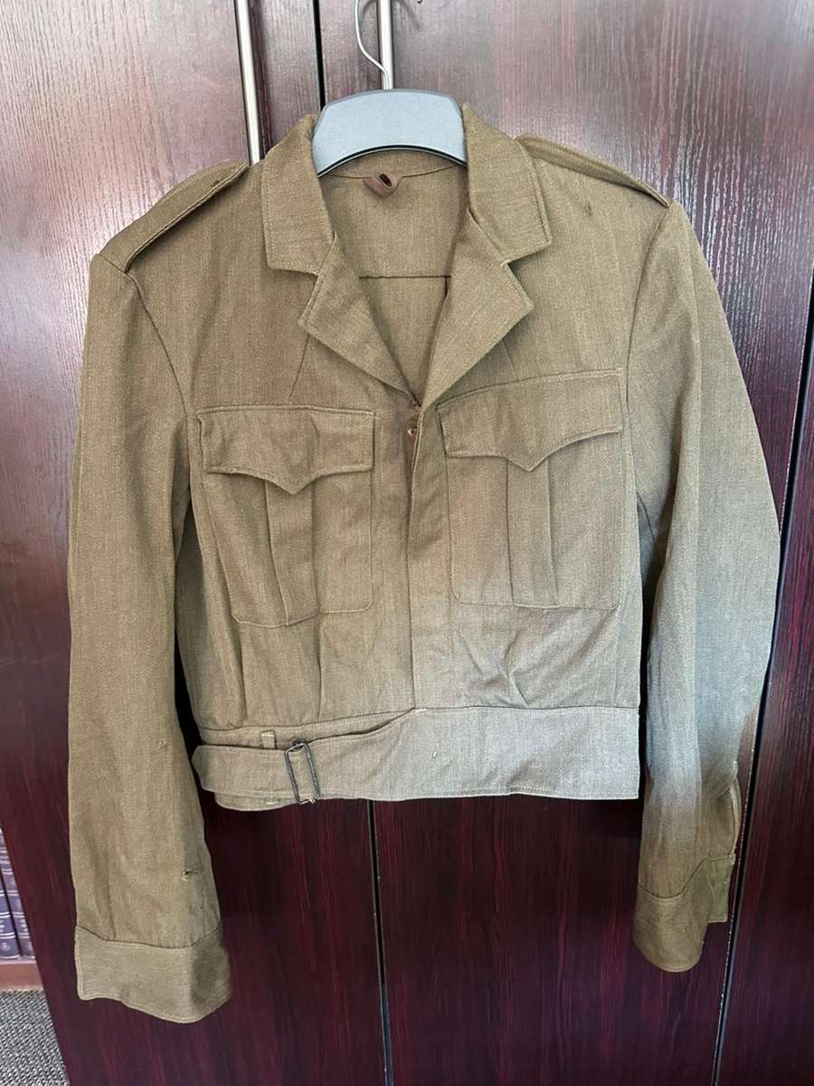 BUNNY JACKET,NEEDS SMALL REPAIR ON SLEEVE OTHERWISE GOOD-SIZE MEDIUM-MEASURES 50 CM ARMPIT TO ARMPIT