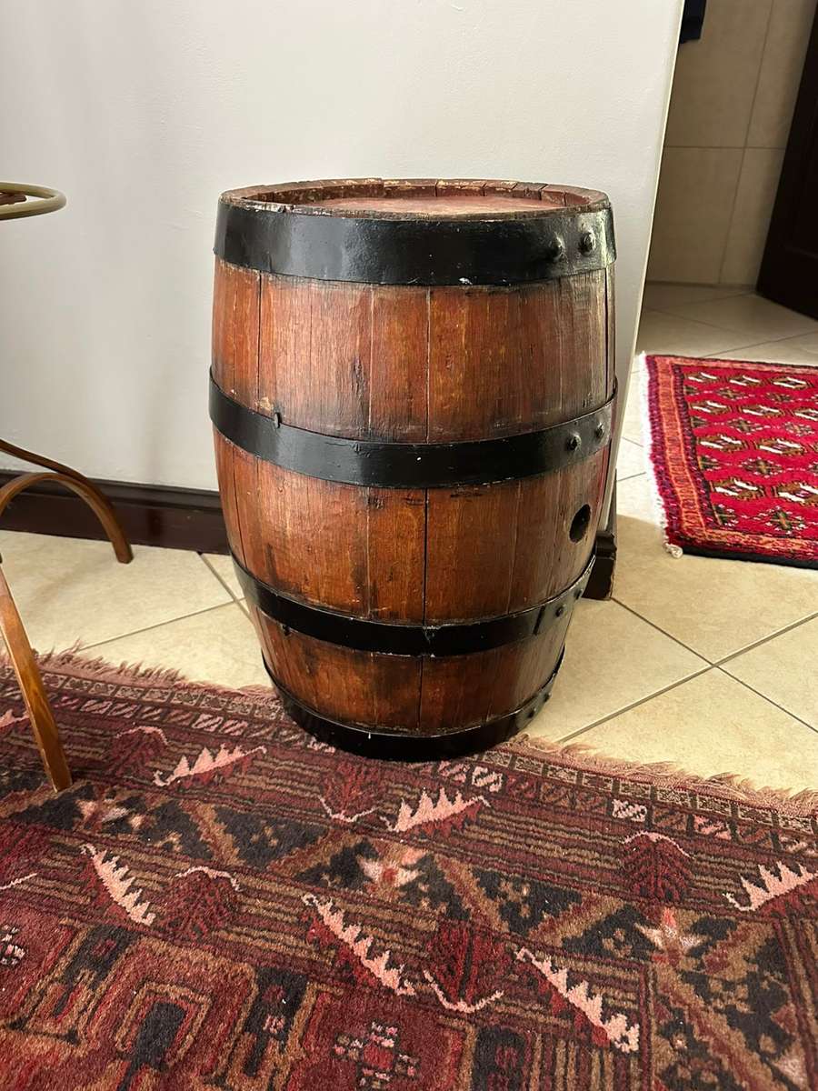 BEAUTIFUL VINTAGE EARLY 20TH CENTURY WINE BARREL-DIAMETER 36CM ON THE ENDS-DIAMETER IN THE MIDDLE 43