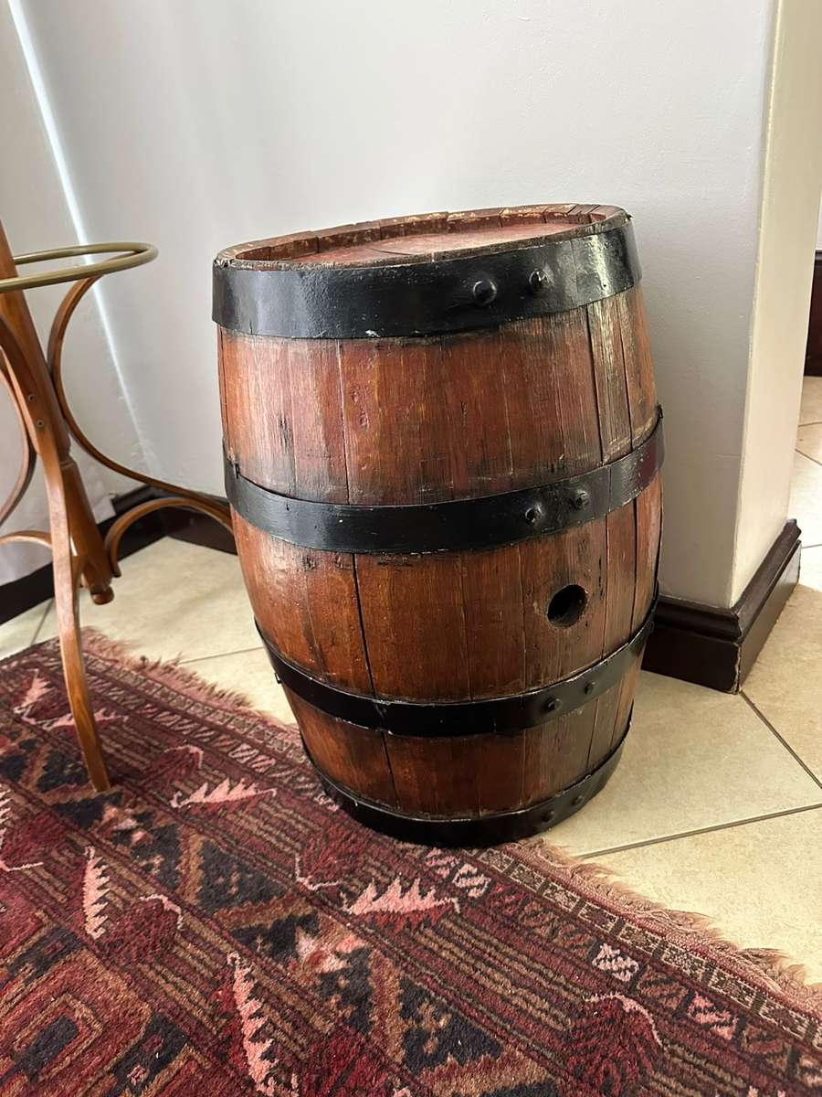 BEAUTIFUL VINTAGE EARLY 20TH CENTURY WINE BARREL-DIAMETER 36CM ON THE ENDS-DIAMETER IN THE MIDDLE 43