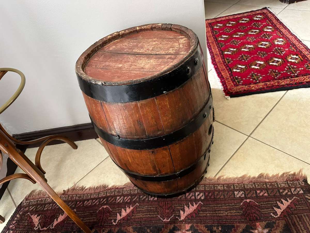 BEAUTIFUL VINTAGE EARLY 20TH CENTURY WINE BARREL-DIAMETER 36CM ON THE ENDS-DIAMETER IN THE MIDDLE 43