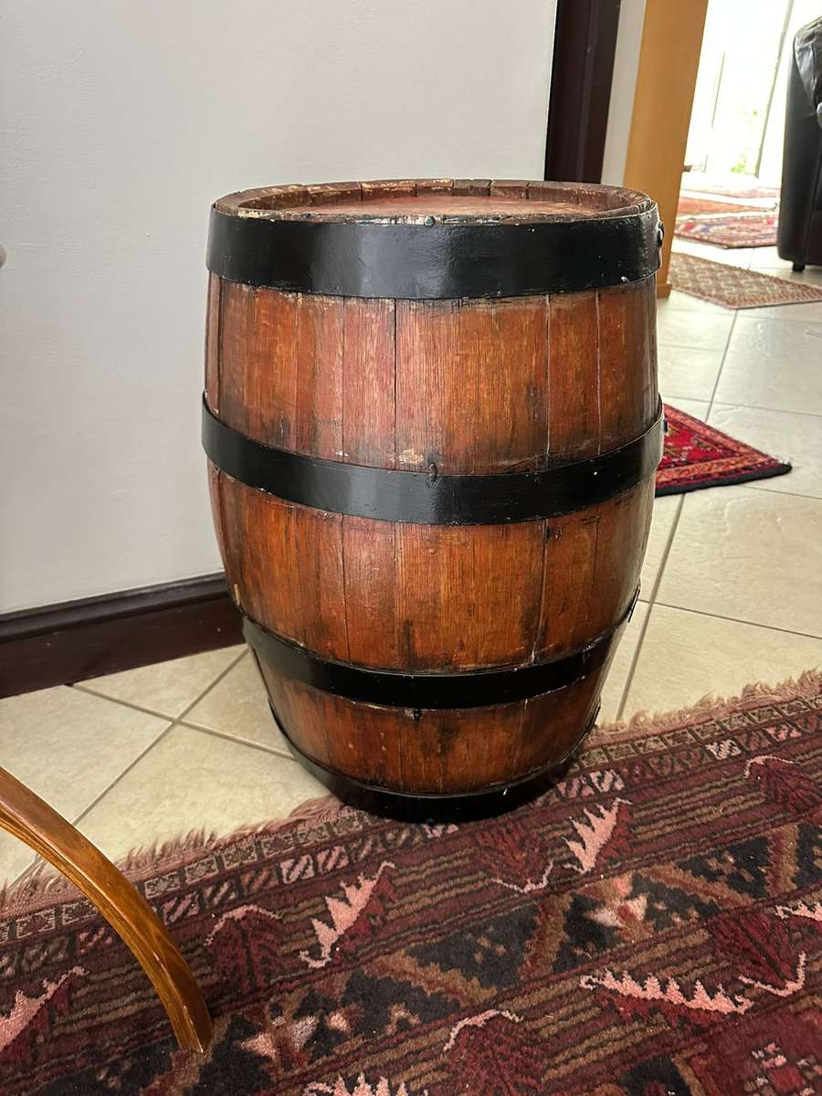 BEAUTIFUL VINTAGE EARLY 20TH CENTURY WINE BARREL-DIAMETER 36CM ON THE ENDS-DIAMETER IN THE MIDDLE 43