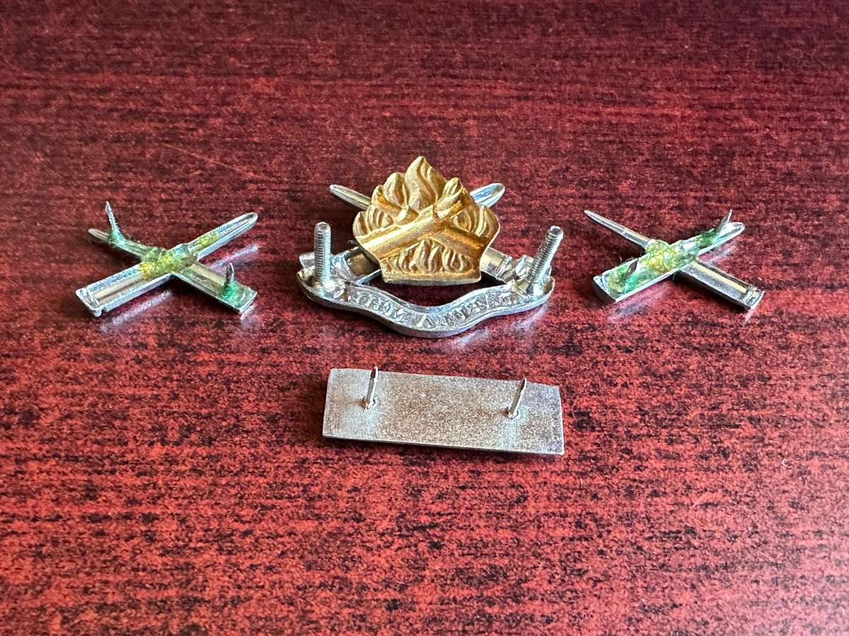 AMMUNITION CORPS BI/METAL CAP, COLLARS AND BERET BAR -APPROVED 1976- ALL LUGS + PINS COMPLETE