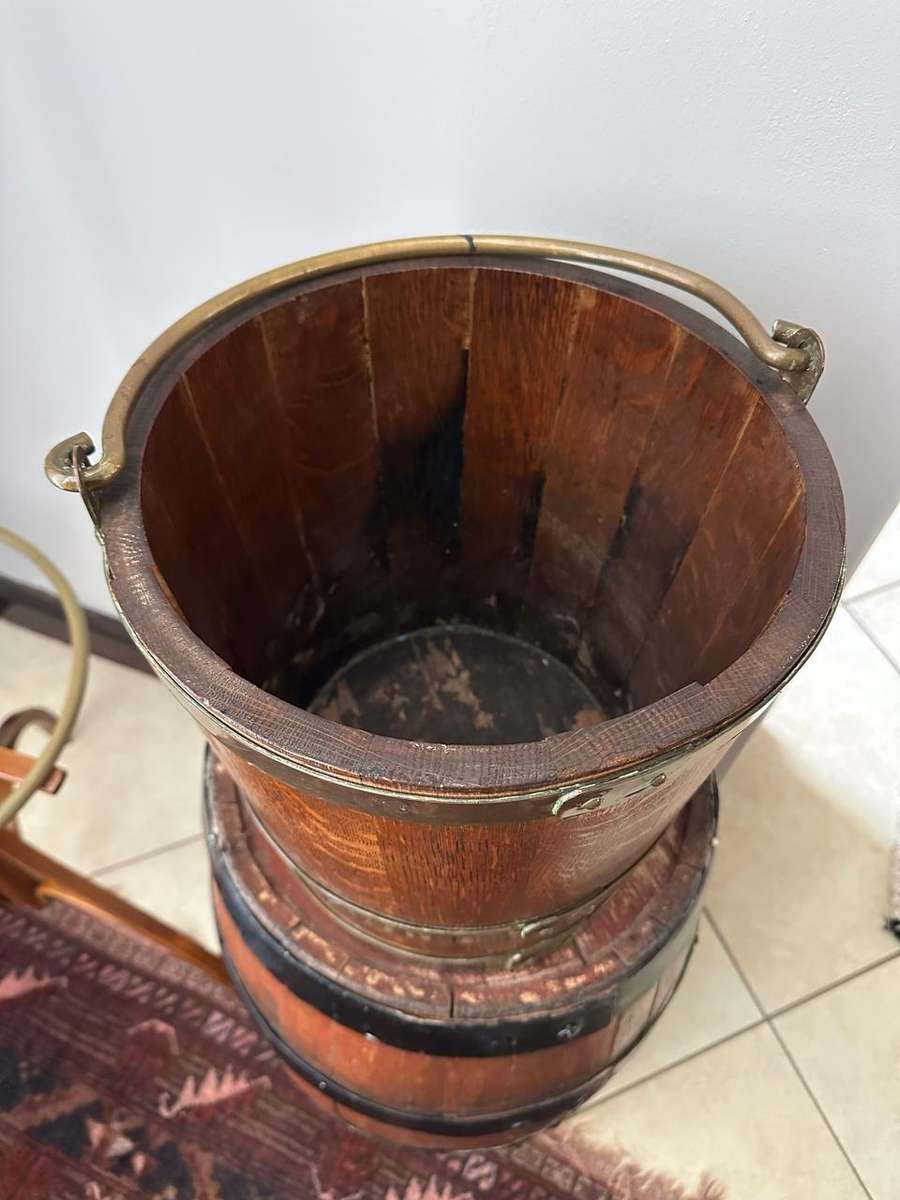 ANTIQUE 19TH CENTURY CAPE OAK AND BRASS BELTED WAT BALIE,WITH BRASS GORGED SWING HANDLE-LARGE, MEASU