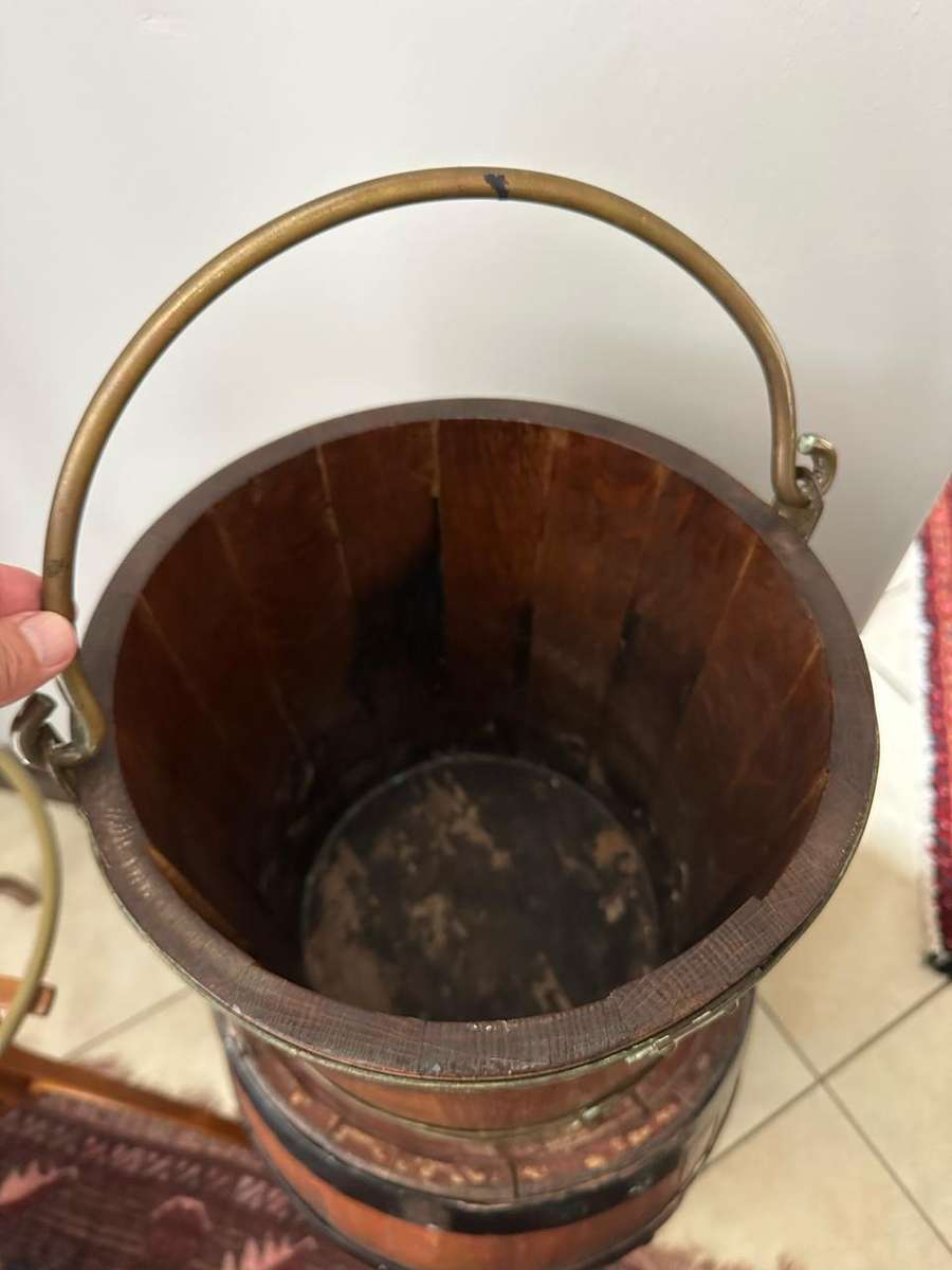 ANTIQUE 19TH CENTURY CAPE OAK AND BRASS BELTED WAT BALIE,WITH BRASS GORGED SWING HANDLE-LARGE, MEASU