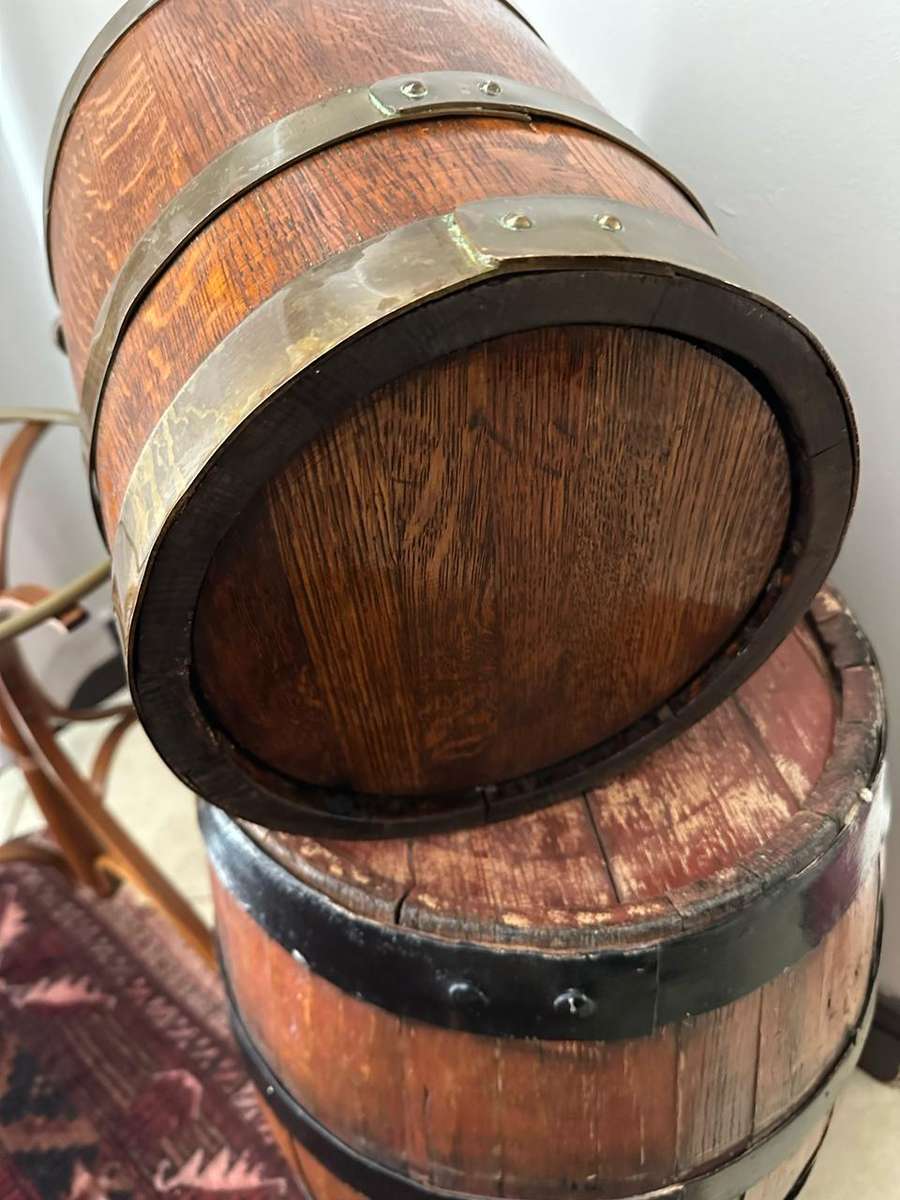 ANTIQUE 19TH CENTURY CAPE OAK AND BRASS BELTED WAT BALIE,WITH BRASS GORGED SWING HANDLE-LARGE, MEASU