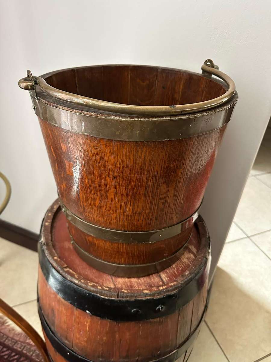 ANTIQUE 19TH CENTURY CAPE OAK AND BRASS BELTED WAT BALIE,WITH BRASS GORGED SWING HANDLE-LARGE, MEASU