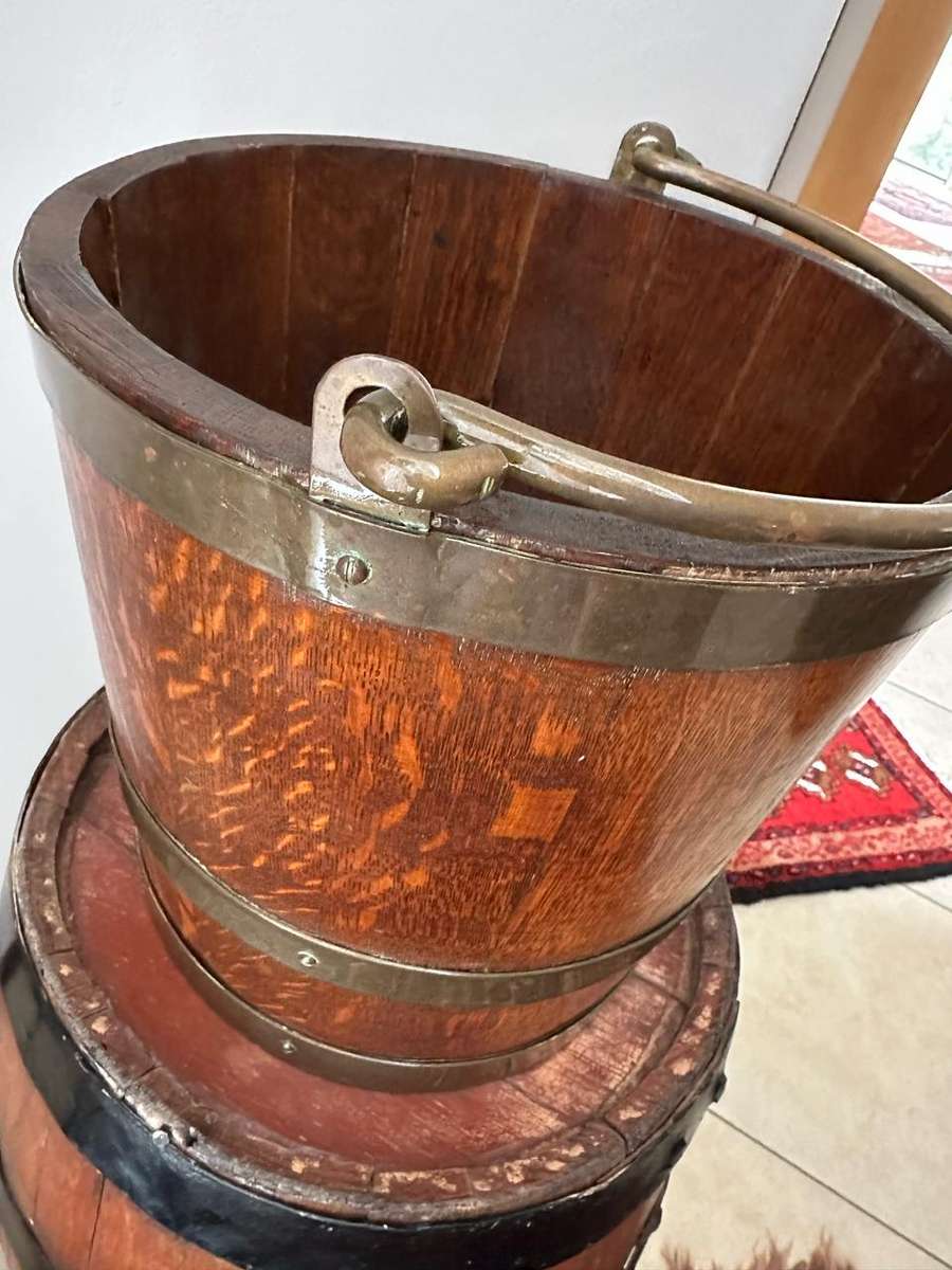 ANTIQUE 19TH CENTURY CAPE OAK AND BRASS BELTED WAT BALIE,WITH BRASS GORGED SWING HANDLE-LARGE, MEASU