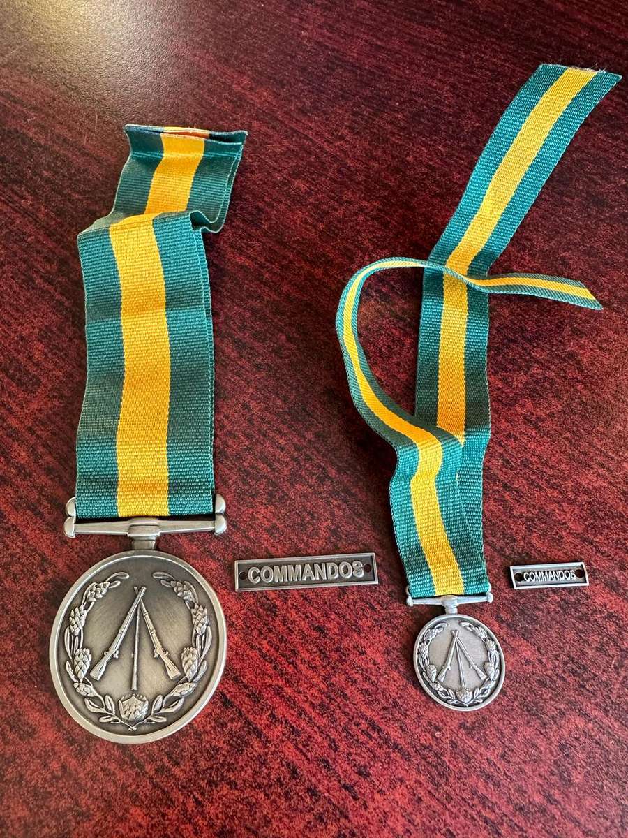 COMMANDO CLOSURE MEDAL,FULL SIZE (NUMBERED) WITH MINIATURE AND BARS