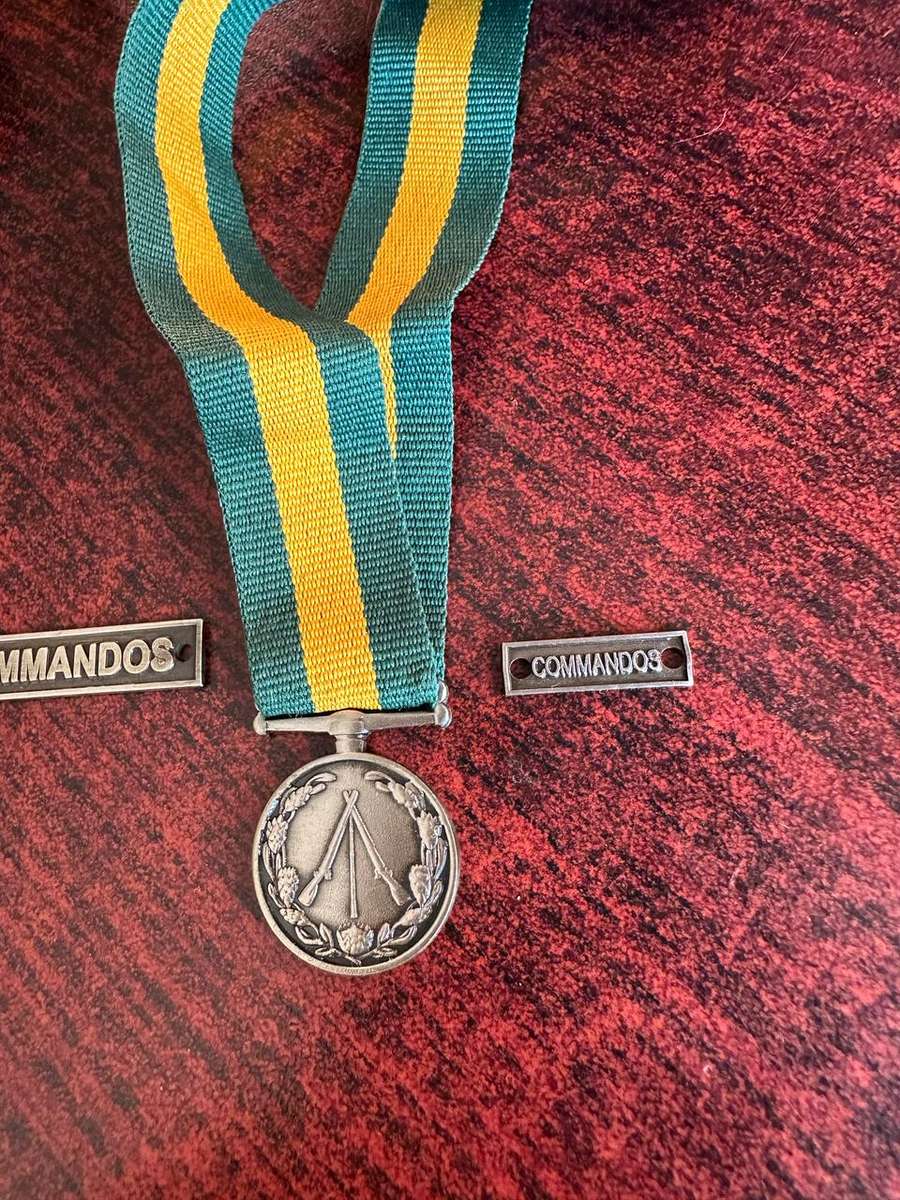 COMMANDO CLOSURE MEDAL,FULL SIZE (NUMBERED) WITH MINIATURE AND BARS