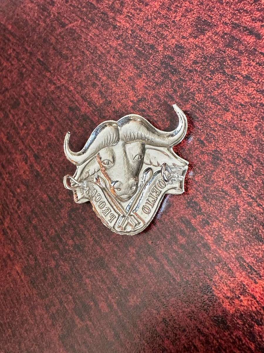 32 BATTALION CHROMED AND ENAMEL CAP BADGE- APPROVED IN 1977- 2 LUGS