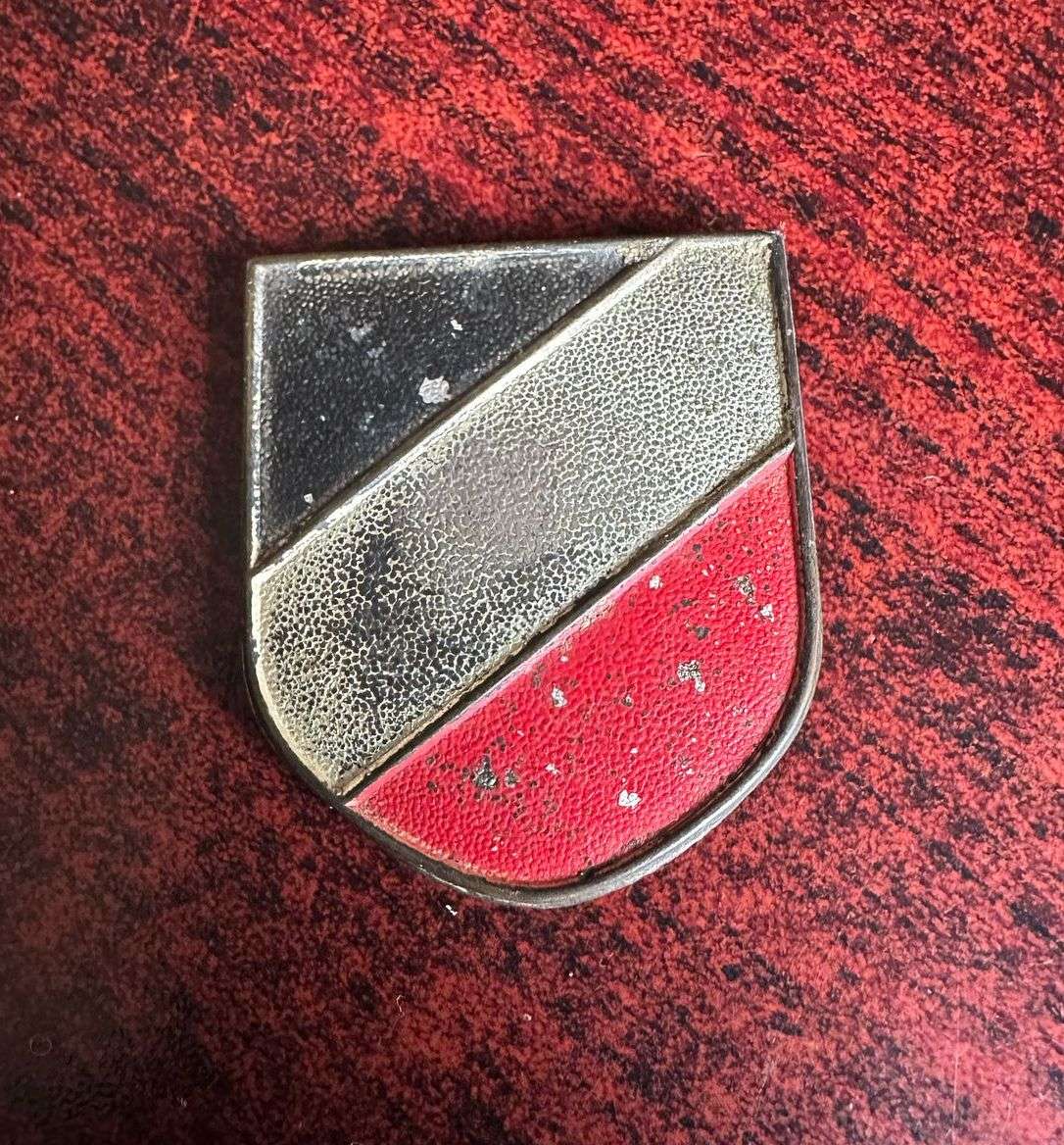 GERMAN TRI COLOUR,WW2 PITH HELMET PLATE- LUGS COMPLETE-ORIGINAL