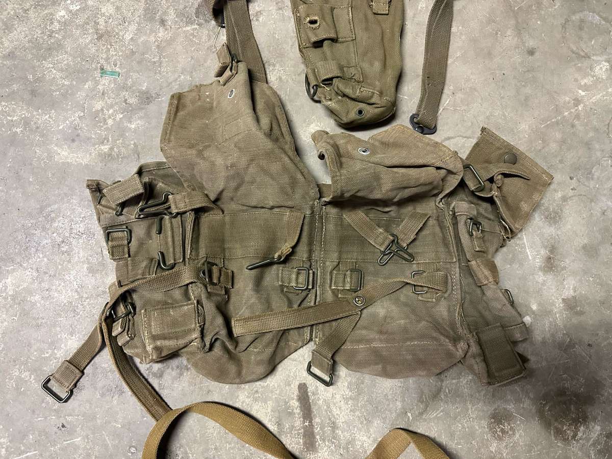 RHODESIAN PATTERN 62 WEBBING YOKE-KIDNEY POUCHES-AMMO POUCH AND GROUND SHEET HOLDER