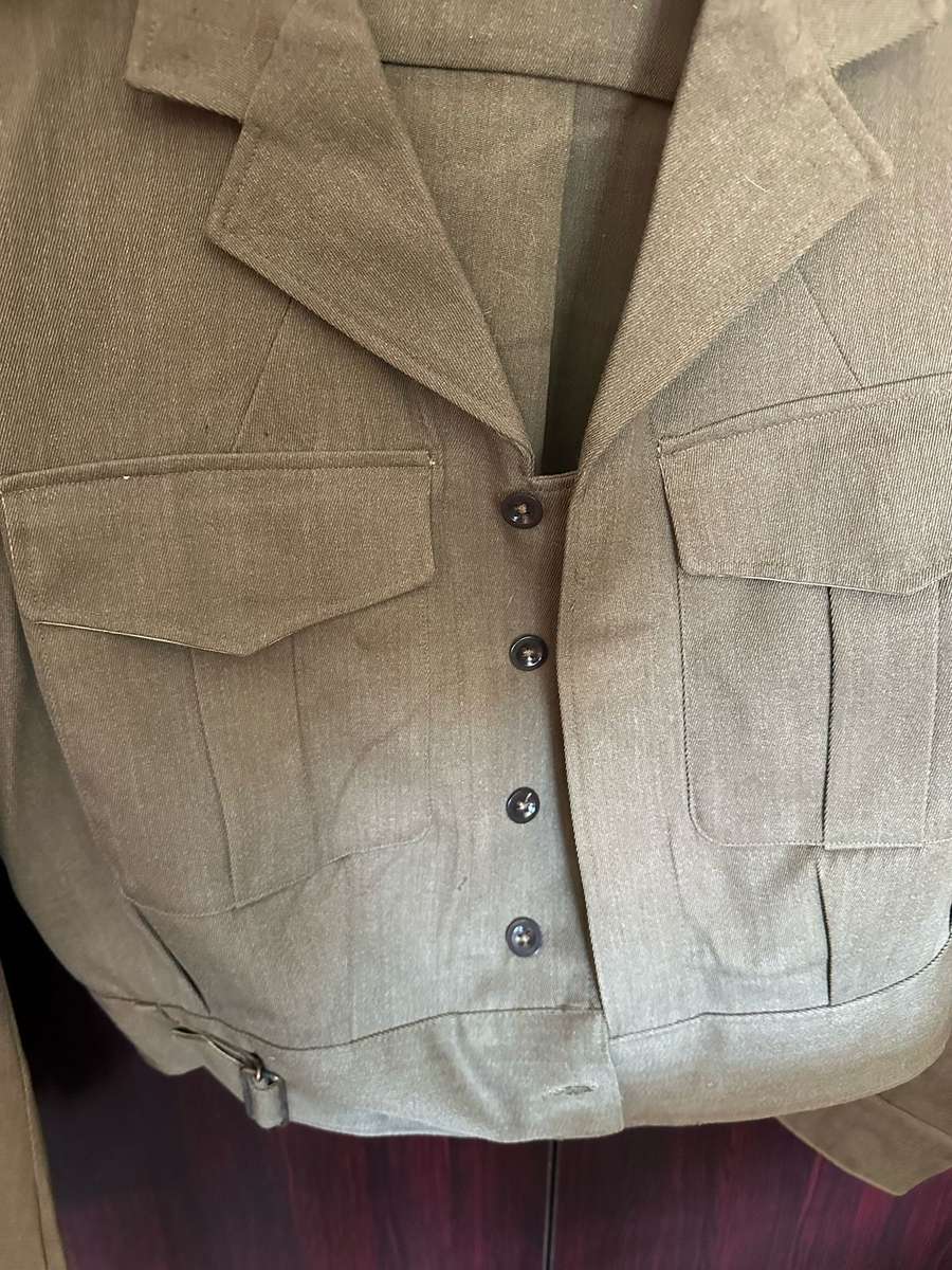 BUNNY JACKET-LOOKS LIKE SIZE 380-MEASURES 53 CM ARMPIT TO ARMPIT-CONDITION ALMOST MINT