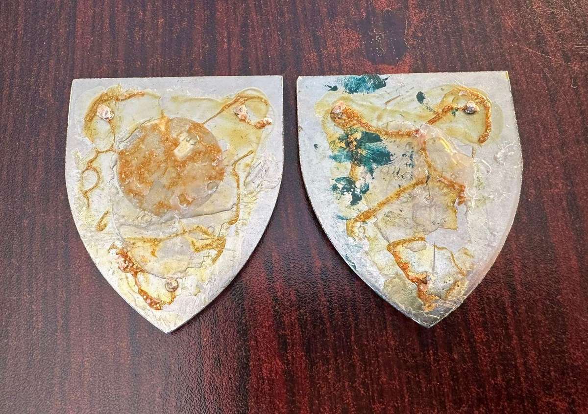 2 Recce commando flash pair. 1st Issue. Approved 1974. no pins. Ivory coloured because of age