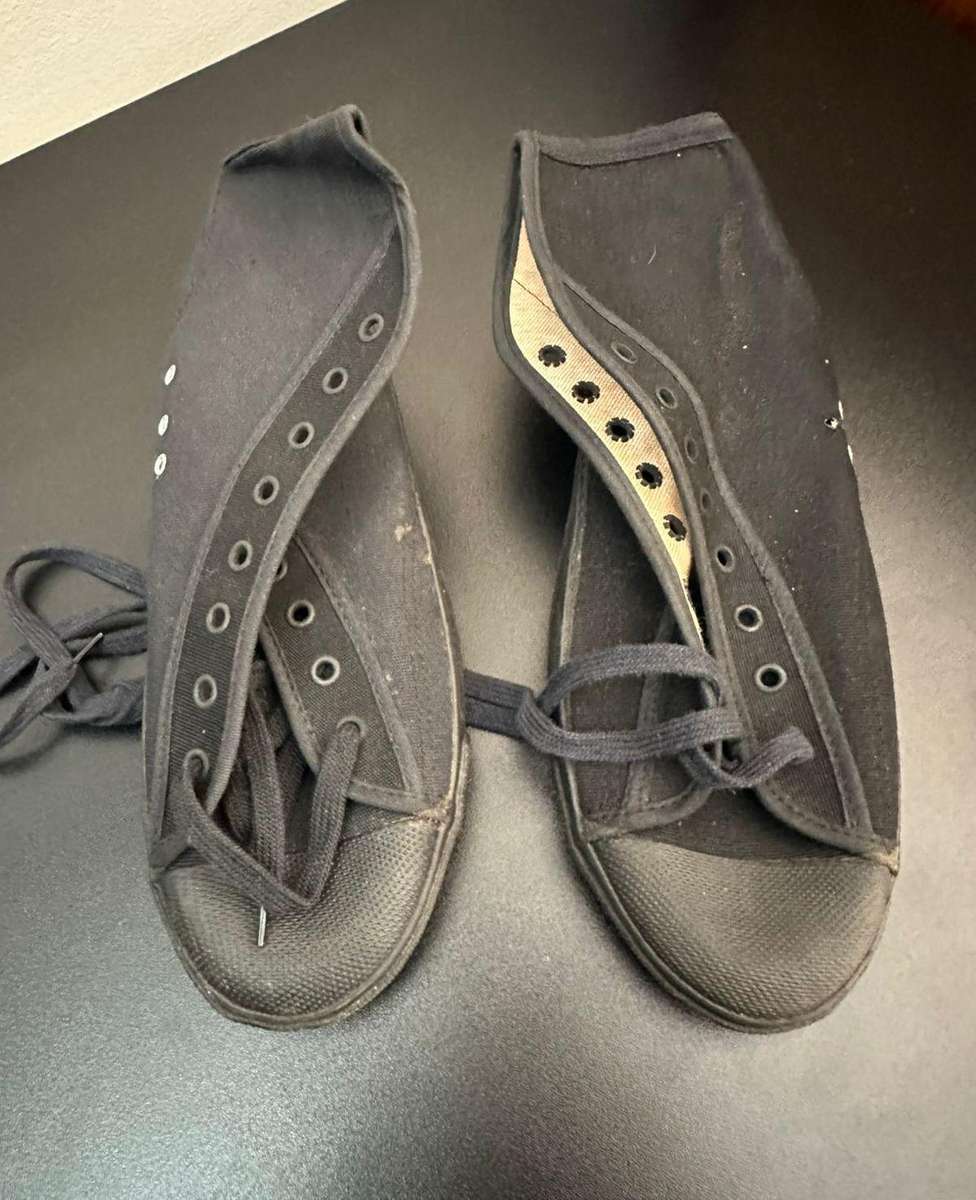 Original Rhodesian tekkies. Size 8. Unworn condition.