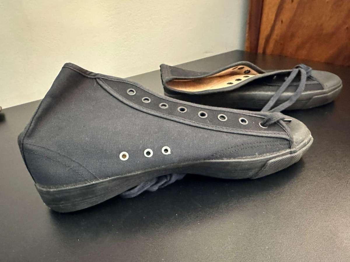 Original Rhodesian tekkies. Size 8. Unworn condition.