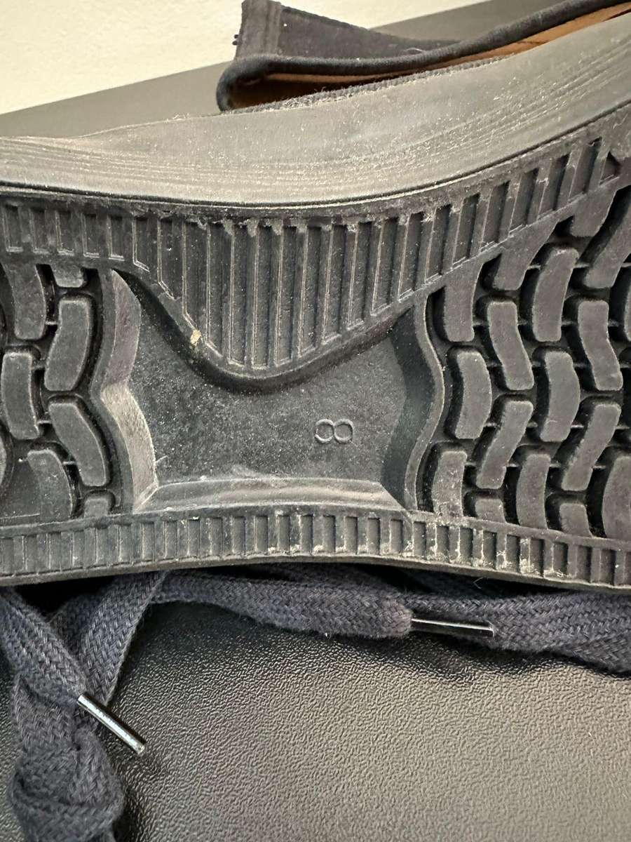 Original Rhodesian tekkies. Size 8. Unworn condition.