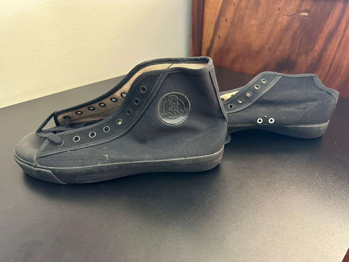 Original Rhodesian tekkies. Size 8. Unworn condition.