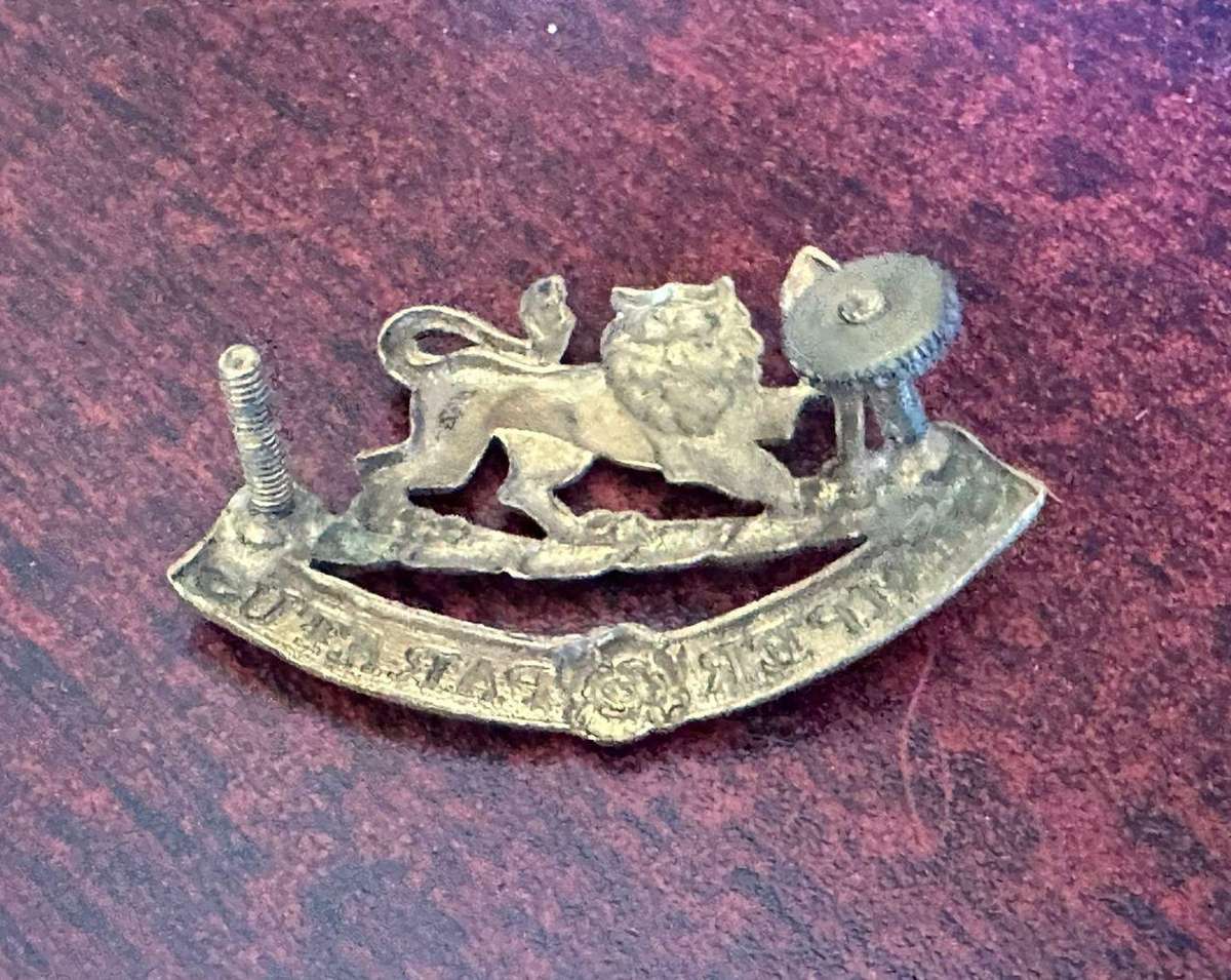 Rhodesia mines security cap badge. 2x Screw lugs