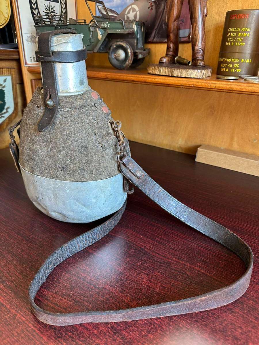 WW1 Italian Canteen in complete and good condition,with cup,bowl and leather strap. Rare