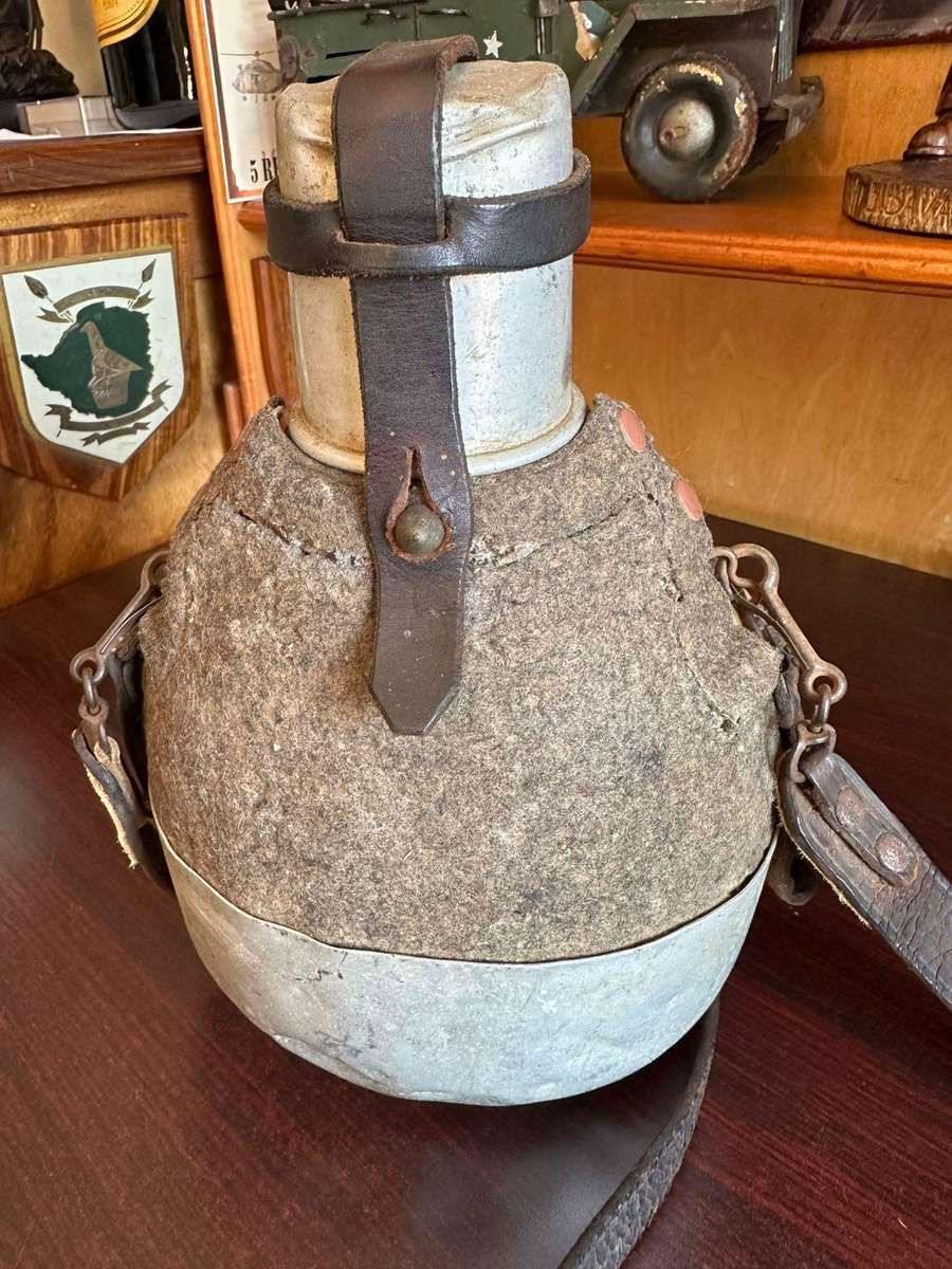 WW1 Italian Canteen in complete and good condition,with cup,bowl and leather strap. Rare