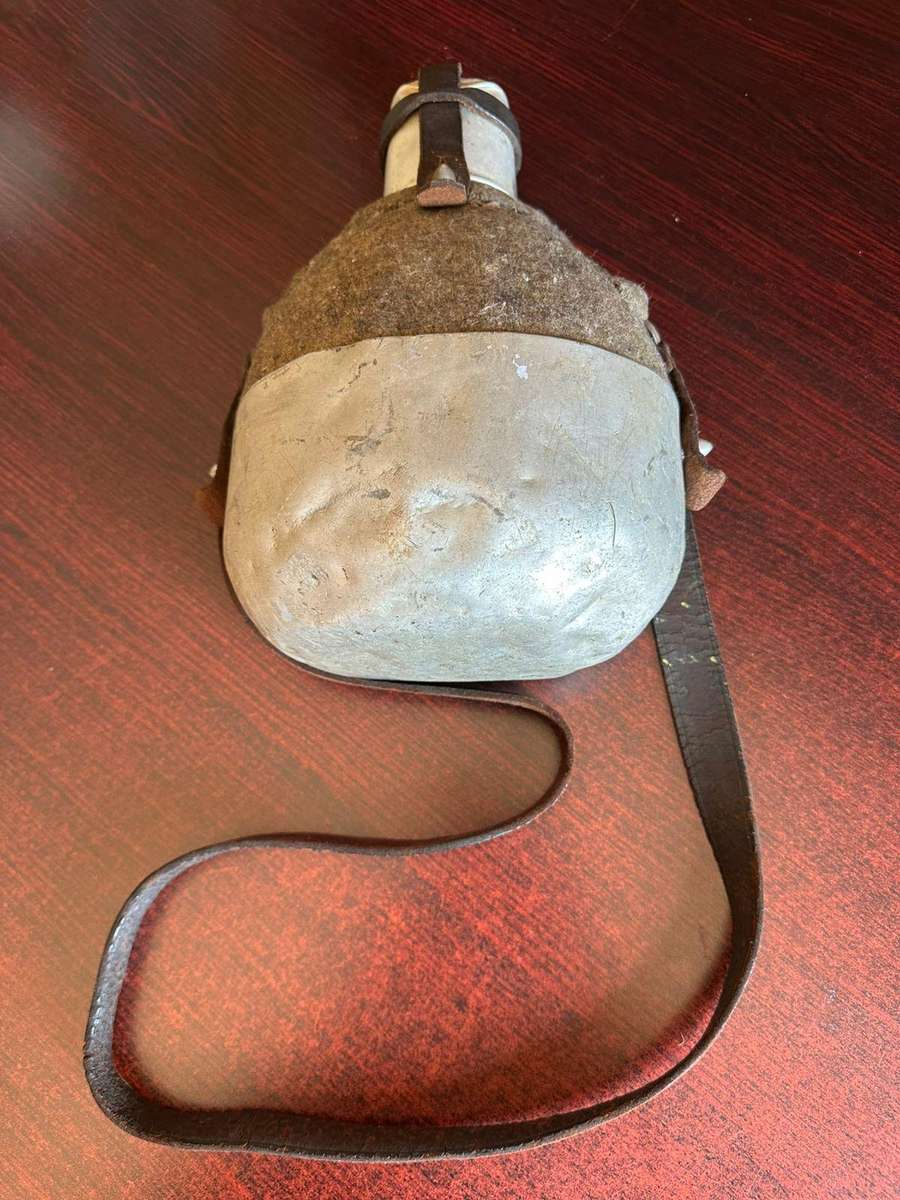 WW1 Italian Canteen in complete and good condition,with cup,bowl and leather strap. Rare