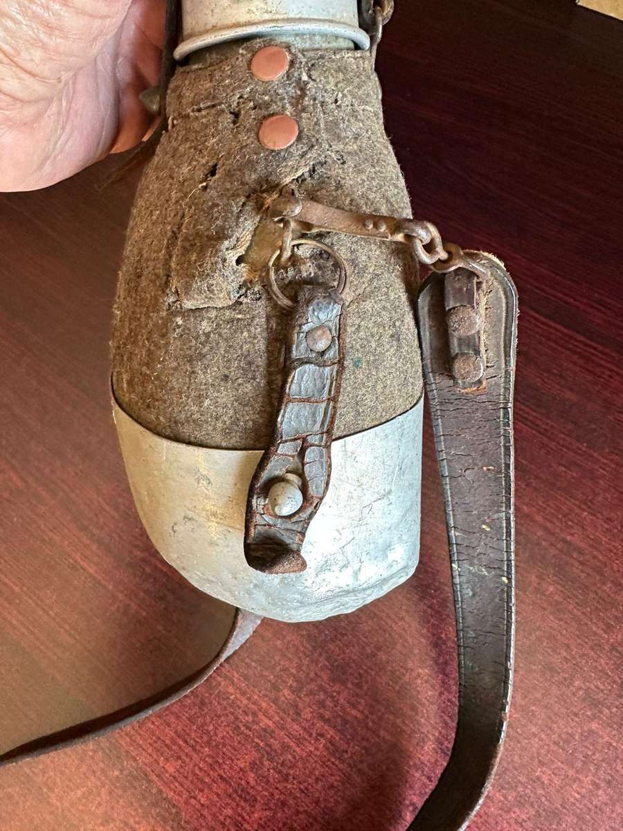 WW1 Italian Canteen in complete and good condition,with cup,bowl and leather strap. Rare