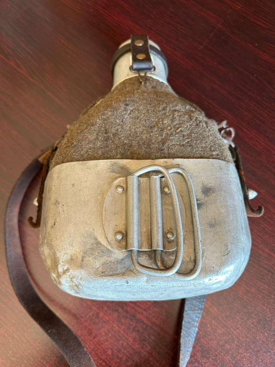 WW1 Italian Canteen in complete and good condition,with cup,bowl and leather strap. Rare