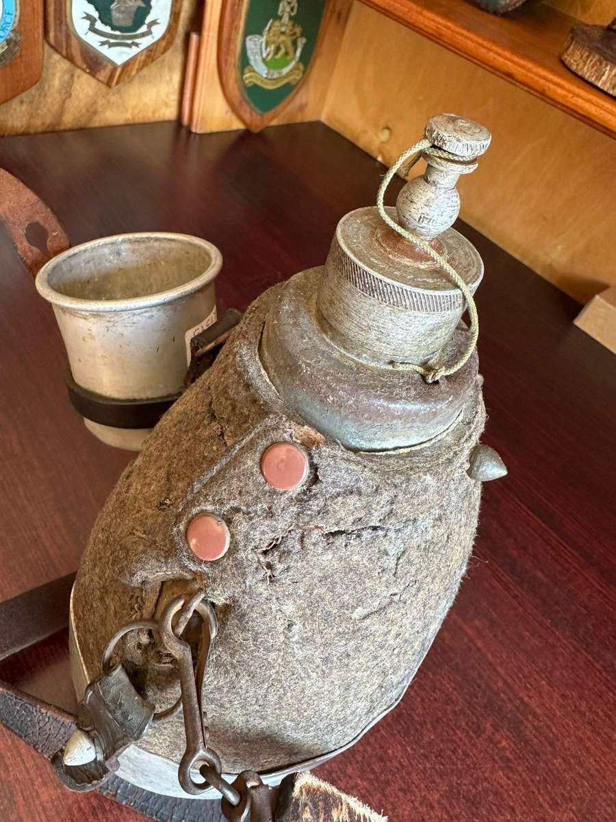 WW1 Italian Canteen in complete and good condition,with cup,bowl and leather strap. Rare