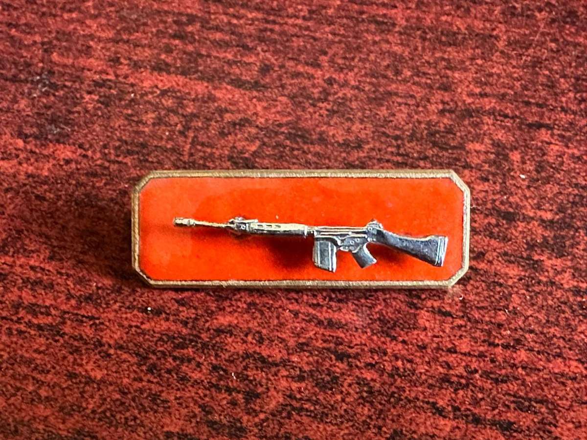 SADF Sharpshooter breast badge,chrome rifle on enamel backing. 2 Piece with 2 pins