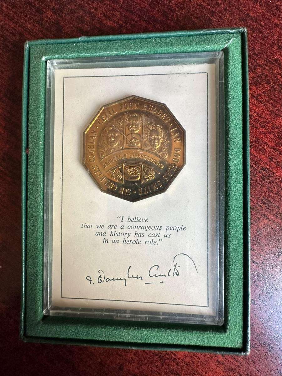 Boxed bronze Rhodesian Independence medallion.