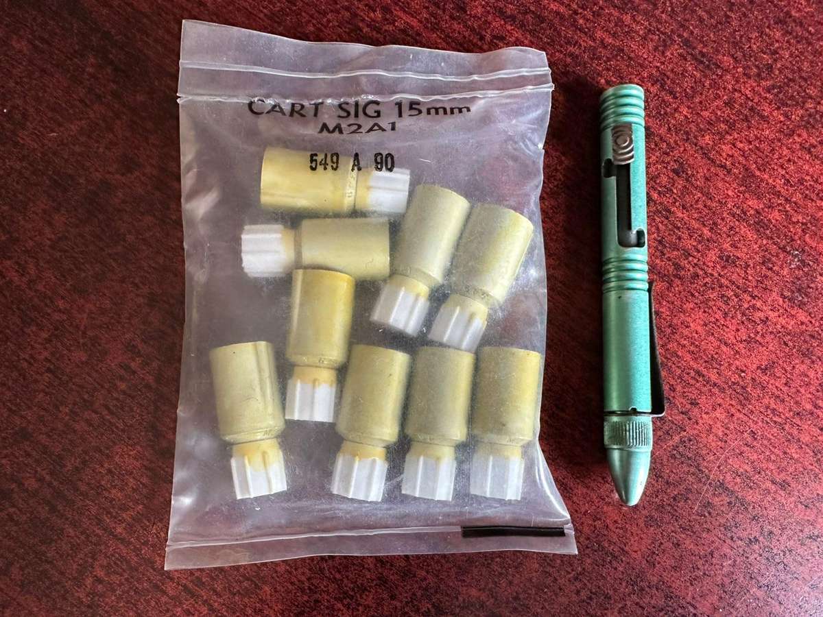 Pencil flair complete and workng condition. Comes with 9 flairs, 3 yellow, 3 red and 3 green.