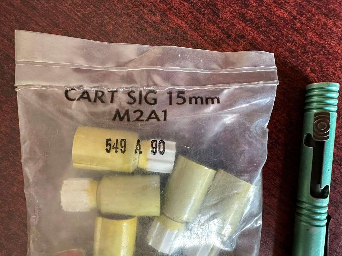 Pencil flair complete and workng condition. Comes with 9 flairs, 3 yellow, 3 red and 3 green.