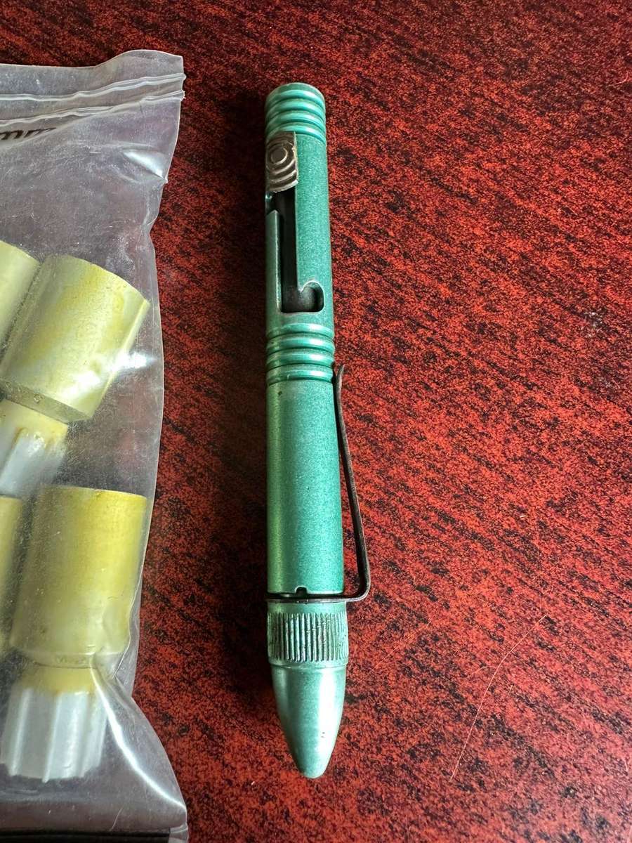 Pencil flair complete and workng condition. Comes with 9 flairs, 3 yellow, 3 red and 3 green.