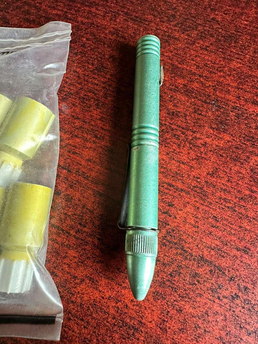 Pencil flair complete and workng condition. Comes with 9 flairs, 3 yellow, 3 red and 3 green.