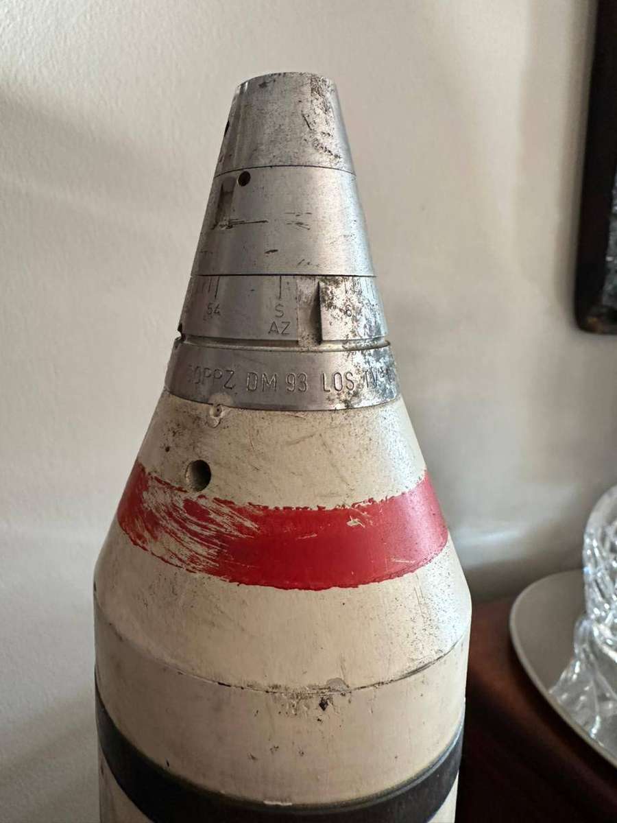 Very large 81mm. mortar. Alluminating bomb deactivated. Height 56 cm.