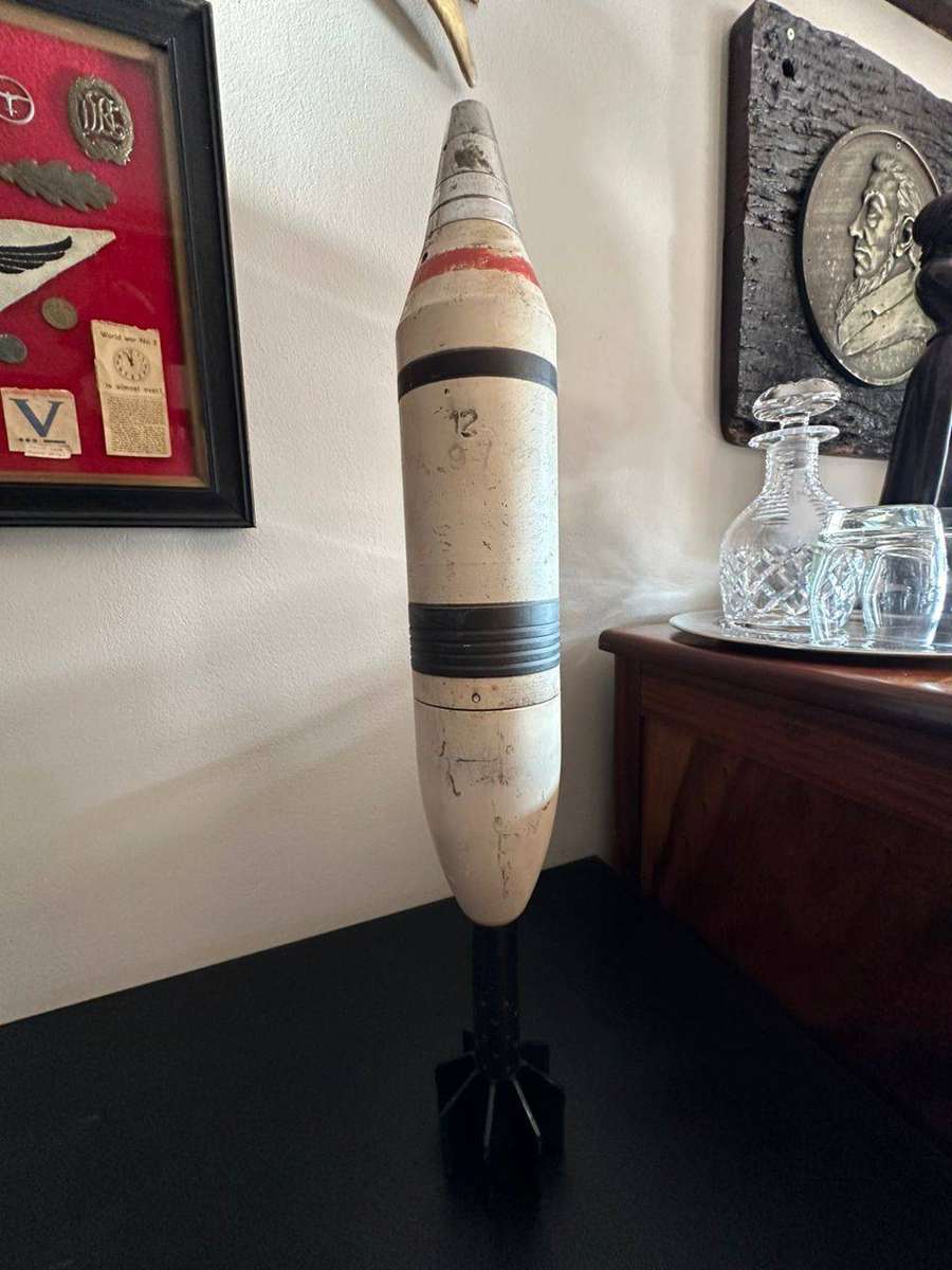 Very large 81mm. mortar. Alluminating bomb deactivated. Height 56 cm.