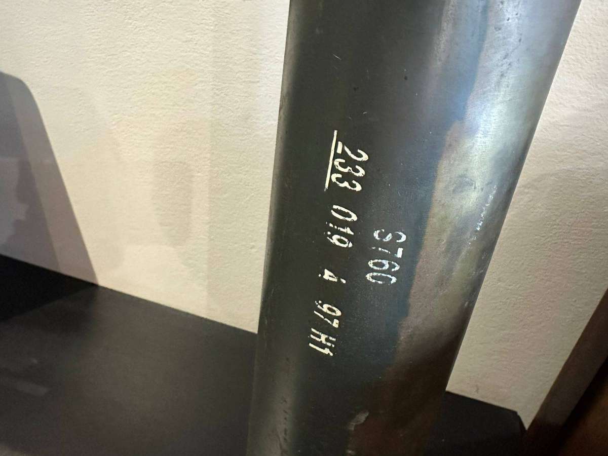 Border War period 76/62mm. artillery case. Overall length 63,5 cm. Diameter at the top 80mm. Bottom