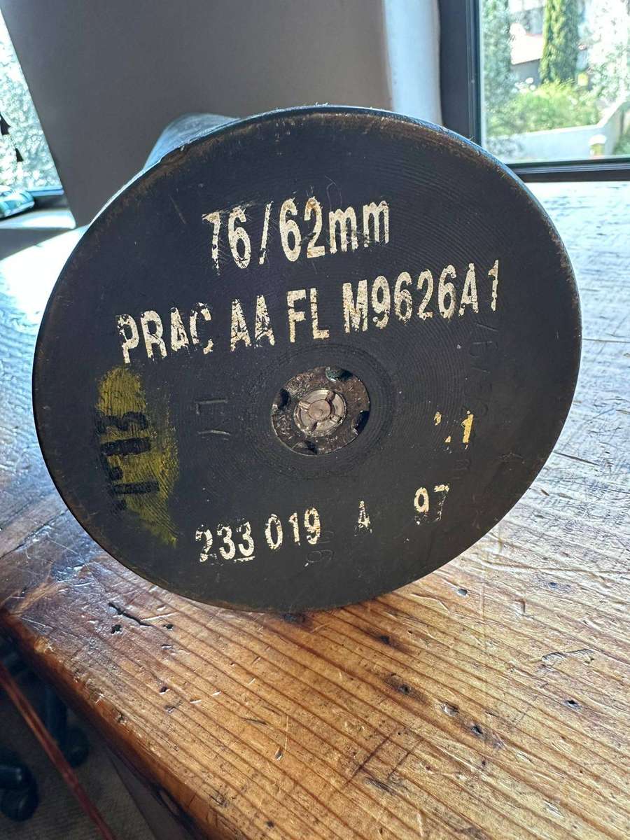 Border War period 76/62mm. artillery case. Overall length 63,5 cm. Diameter at the top 80mm. Bottom