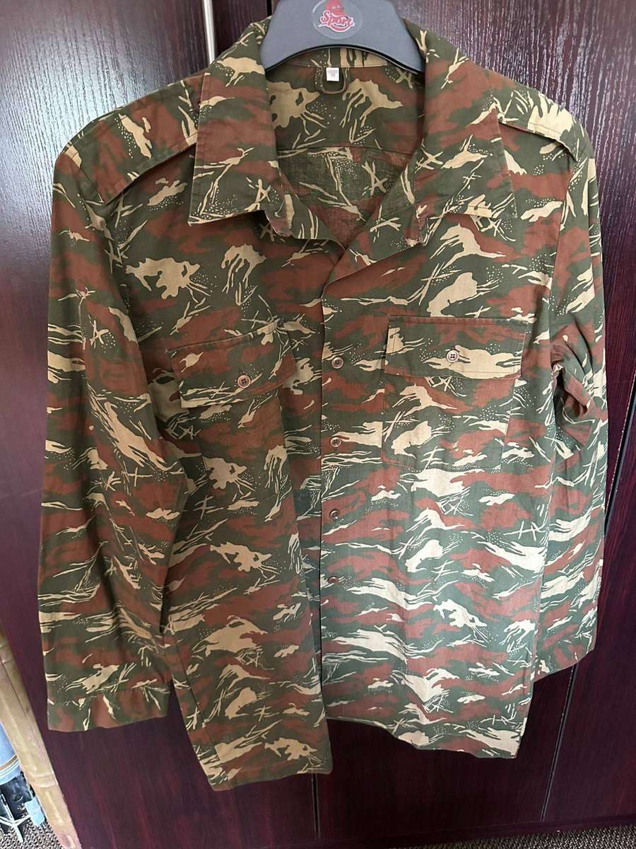 Koevoet long sleeve shirt, size large. Measures 58 cm armpit to armpit. Good condition with no damag