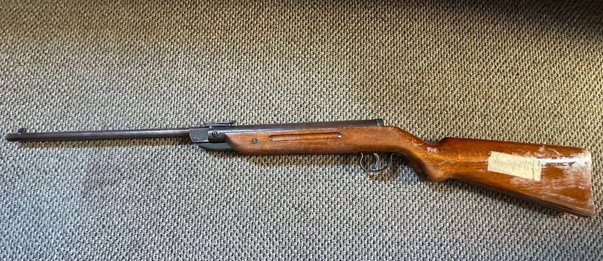 Gecado model 25 air rifle,made in Germany. Complete and good working condition. Total length 97cm.