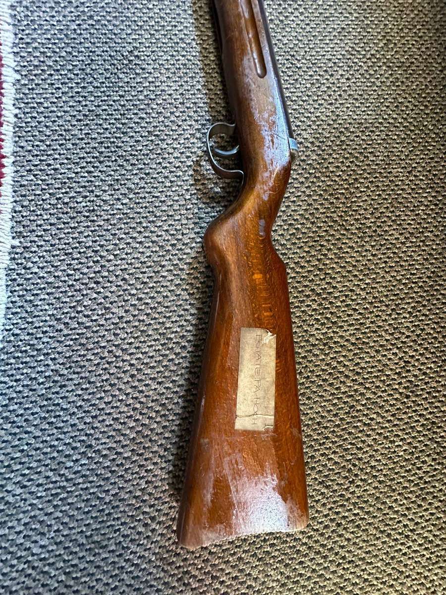 Gecado model 25 air rifle,made in Germany. Complete and good working condition. Total length 97cm.