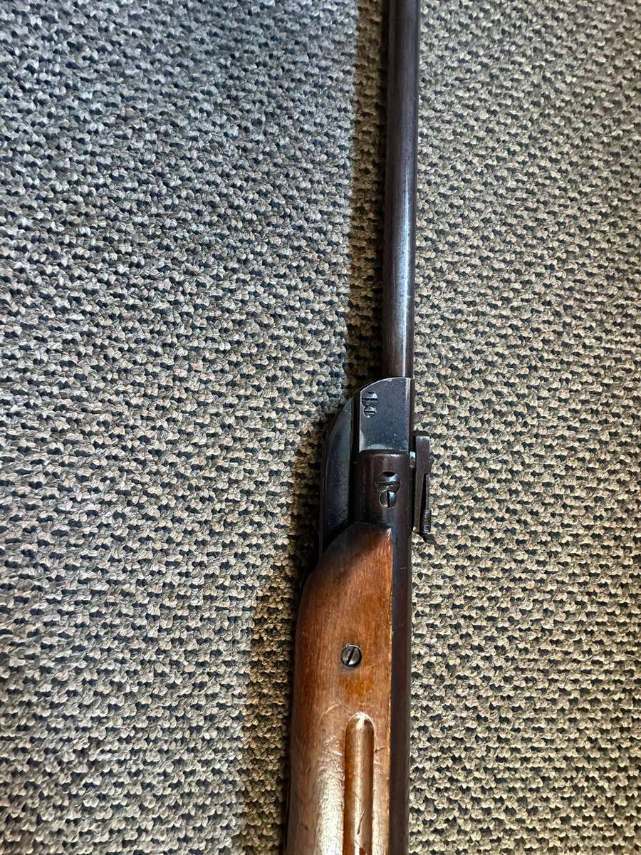Gecado model 25 air rifle,made in Germany. Complete and good working condition. Total length 97cm.