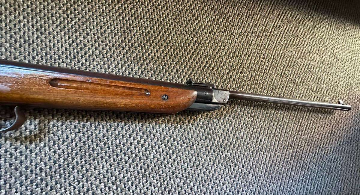 Gecado model 25 air rifle,made in Germany. Complete and good working condition. Total length 97cm.