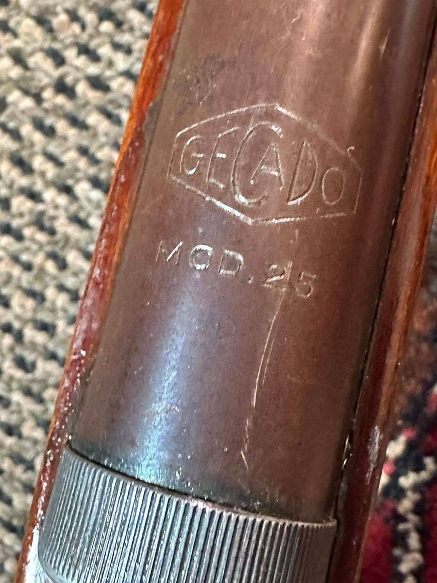 Gecado model 25 air rifle,made in Germany. Complete and good working condition. Total length 97cm.