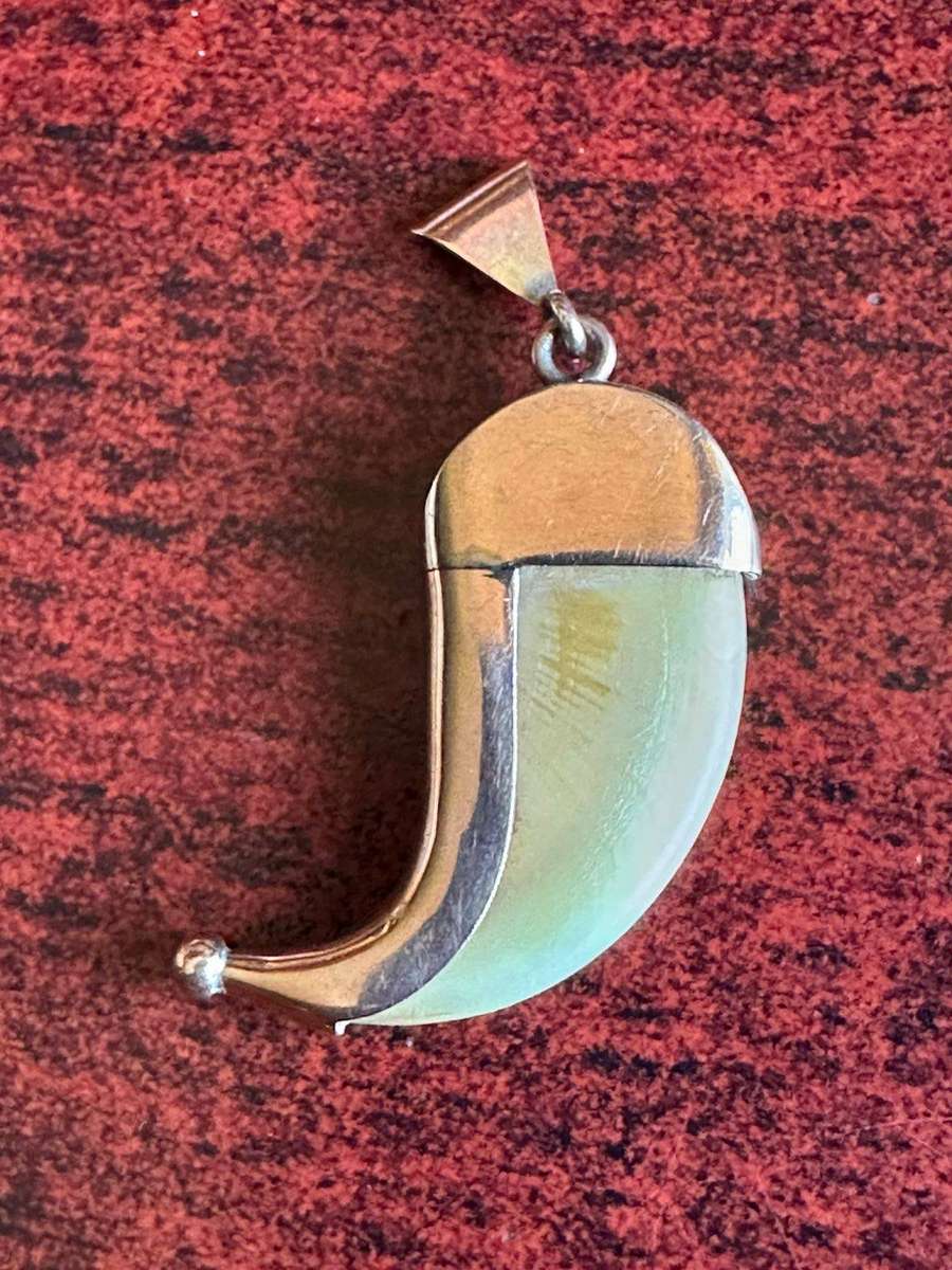 Victorian Tiger claw pendant mounted in 9ct gold. Total weight 3,9g. Actual claw measures 33mmx17mm.