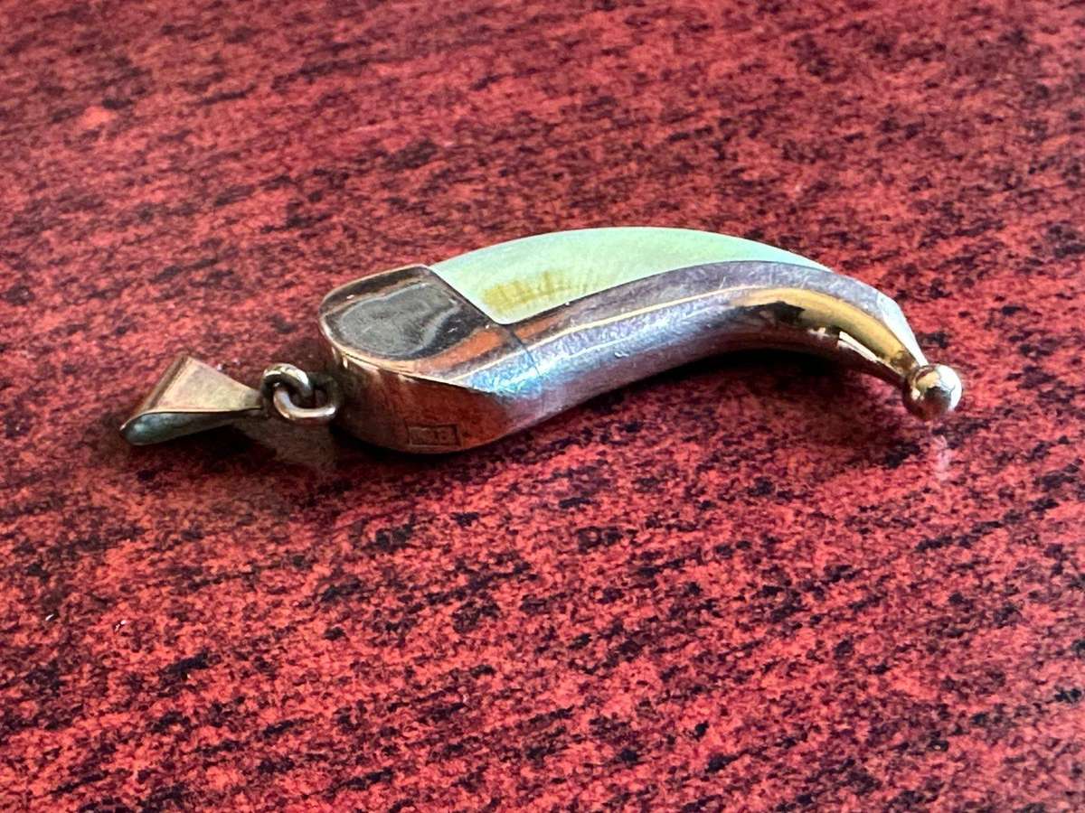 Victorian Tiger claw pendant mounted in 9ct gold. Total weight 3,9g. Actual claw measures 33mmx17mm.